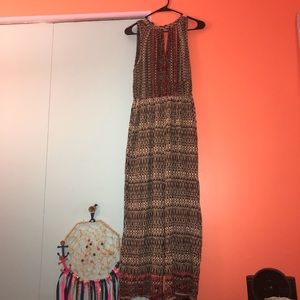 Medium size romper with pockets.